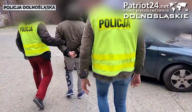 [VIDEO] Policjanci ujawnili narkotyki w beczkach zakopanych w ziemi