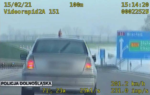 [VIDEO] Po pościgu autostradą A4 zatrzymali niebezpiecznego kierowcę i mężczyznę, który naruszył nietykalność cielesną funkcjonariusza