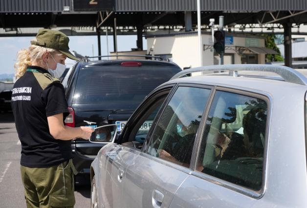 Z Turcji do Niemiec… z fałszywką za 3 tys. euro! Straż Graniczna wydała im decyzję o odmowie wjazdu i zawróciła na Ukrainę.