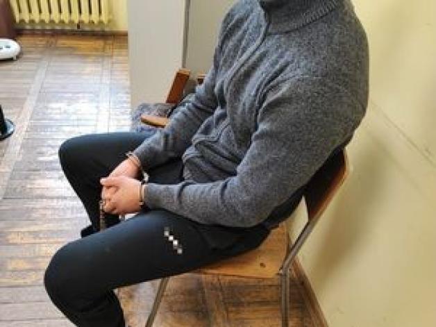 Podejrzany o krótkotrwałe użycie pojazdu znęcał się nad partnerką, znieważył oraz naruszył nietykalność funkcjonariuszy