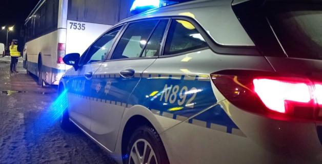 Policjanci badali trzeźwość kierowcy autobusu, czkawką po alkoholu odbiło się natomiast pasażerowi