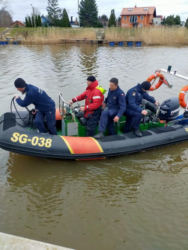 Kaszubski Dywizjon Straży Granicznej ratował tonącą suczkę Sunię