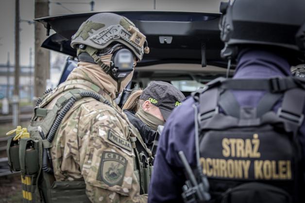 Podkarpacki pion PZ PK skierował akt oskarżenia w sprawie zorganizowanej grupy przestępczej napadającej na podróżnych w pociągach dalekobieżnych