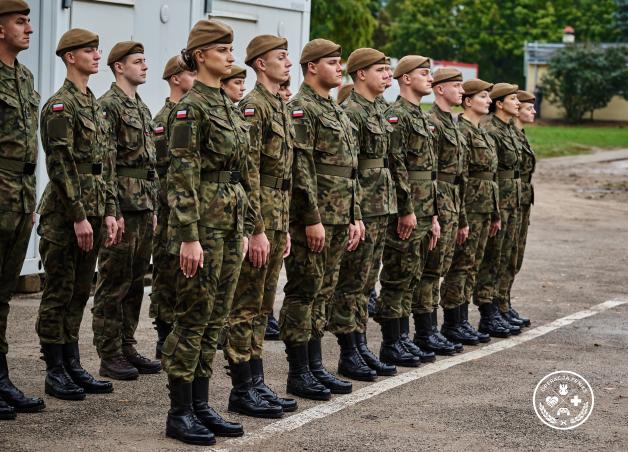 Żołnierze Ośrodka Reprezentacyjnego Wojsk Obrony Terytorialnej nie ustają w pomocy powodzianom
